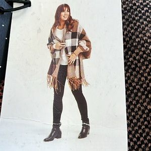 Crosstree Lane fringed plaid wrap. New w/tags. One Size. Black, tan, red.